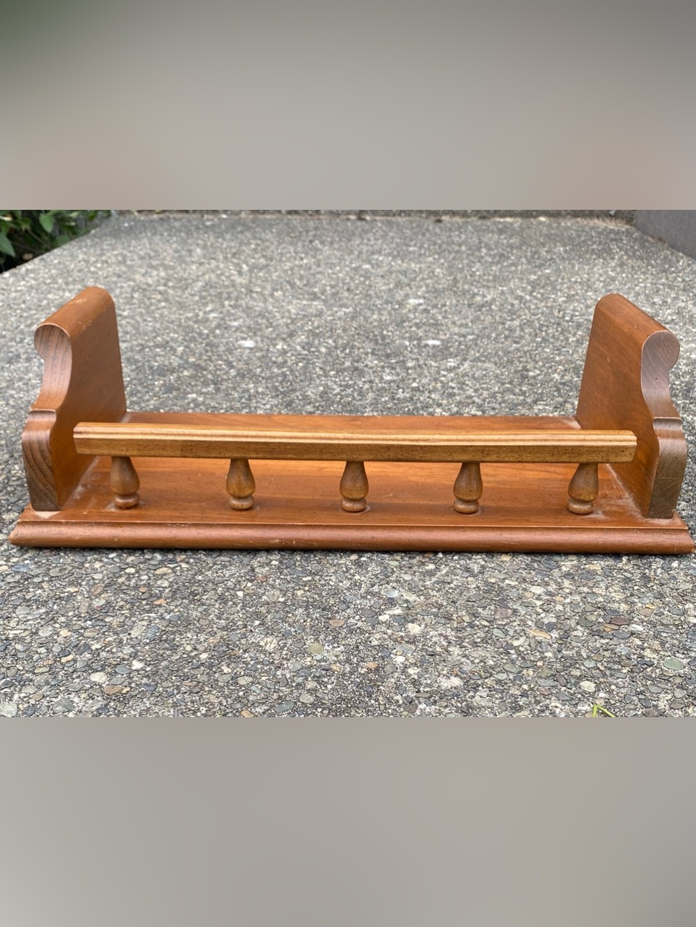 VTG Ethan Allen Maple Wall Hanging Plate Shelf Spindle Gallery Rail 17” Cottage